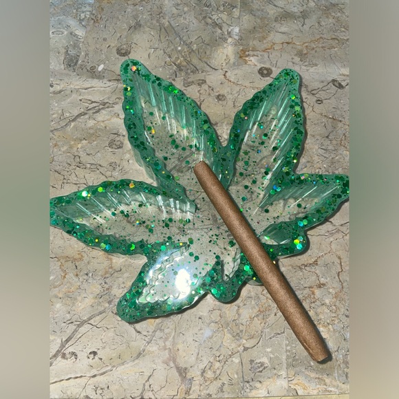 Pot Leaf Resin Ashtray Handcrafted | Home Decor - Picture 5 of 11